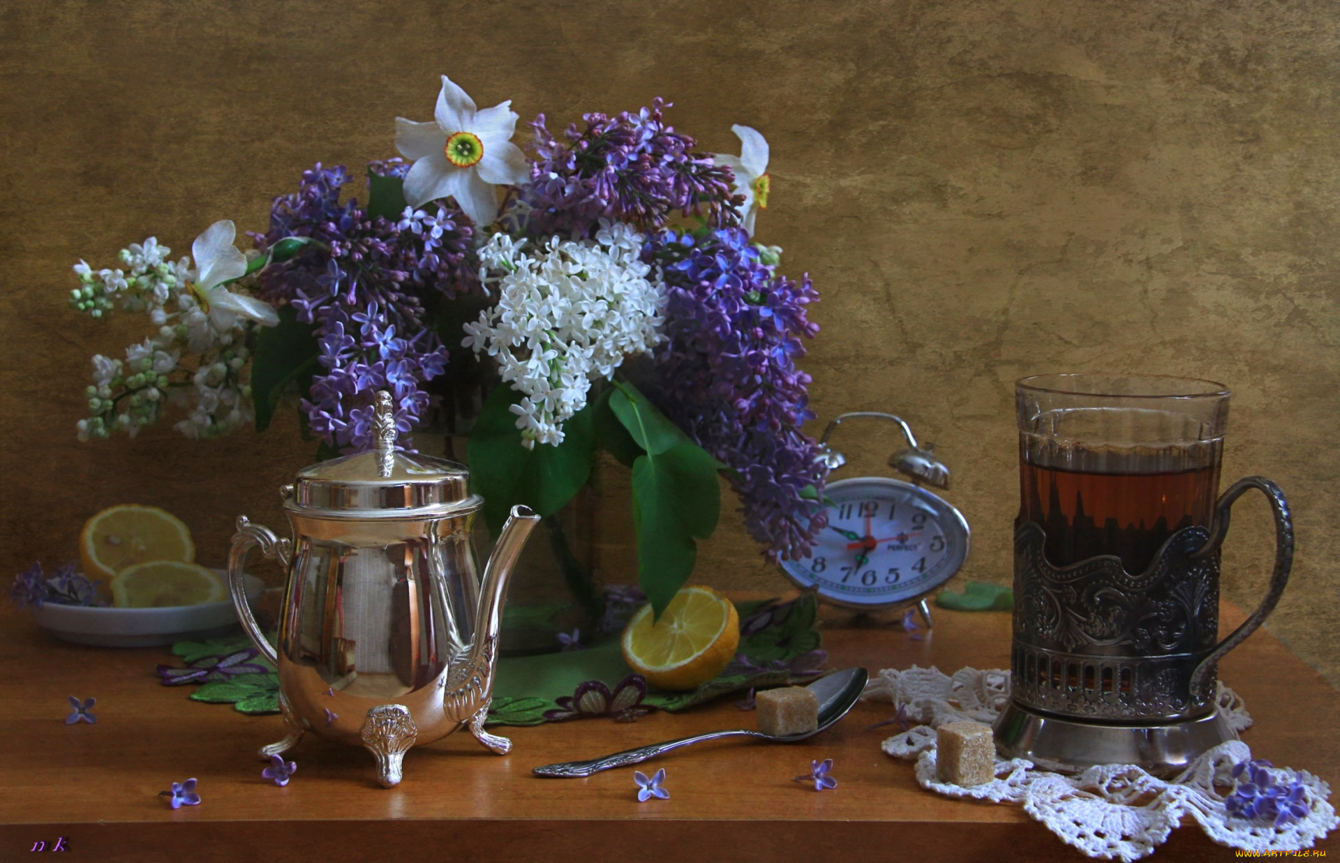 Натюрморт с чайником и цветами